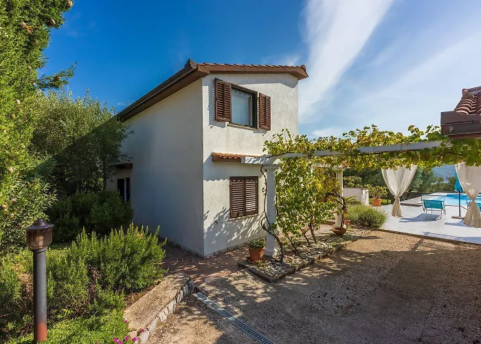 Prázdninový dům Hundefreundliche Und Strandnahe Mit Meerblick, Privatpool, Grill Kornić