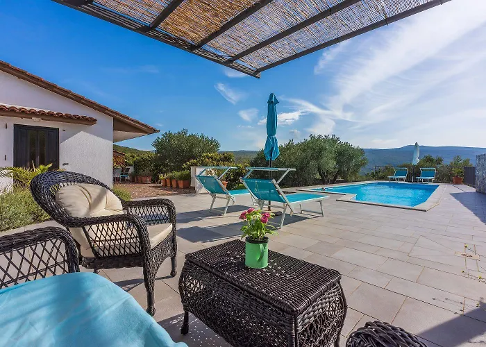 Prázdninový dům Hundefreundliche Und Strandnahe Mit Meerblick, Privatpool, Grill Kornić